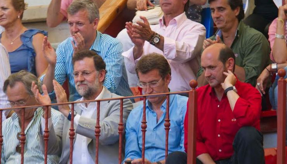 Imagen de  archivo Pachi Lucas aplaudiendo en segunda fila en una corrida en la Plaza de Toros de Pontevedra en un palco con políticos del PPdeG