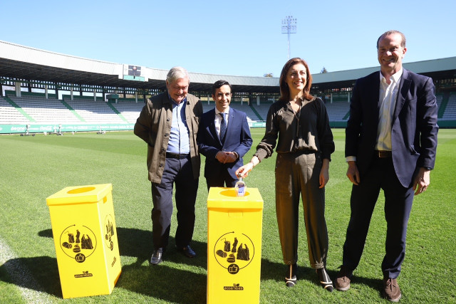 La Xunta destaca el labor del mundo deportivo para el reciclado en los campos de juego. Fodo con la vicepresidenta segunda en funciones, Ángeles Vázquez