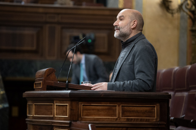 El diputado de BNG Néstor Rego interviene durante una sesión plenaria, en el Congreso de los Diputados, a 14 de marzo de 2024, en Madrid (España).