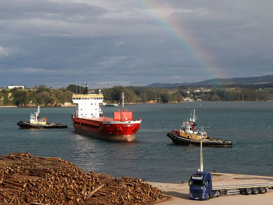 El buque 'Albiz' atraca en el puerto de Ribadeo a primera hora de este sábado