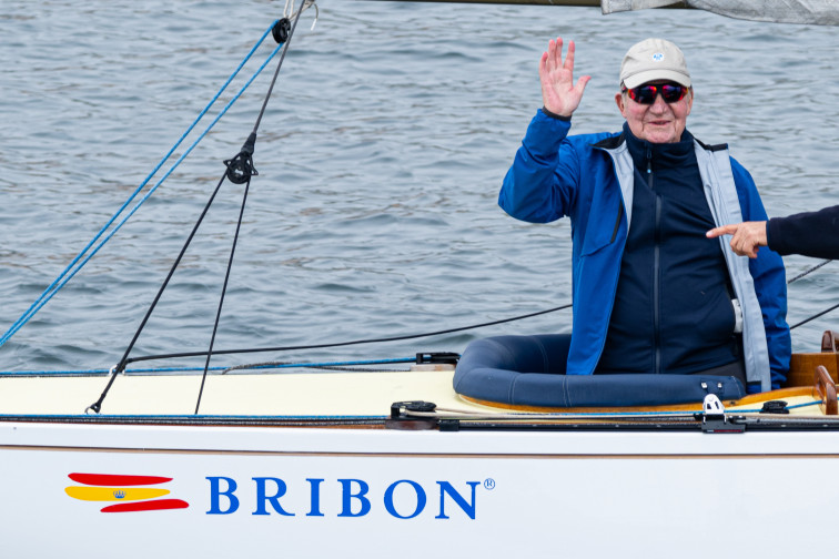 Juan Carlos I sale a navegar en Sanxenxo en el segundo día de regatas