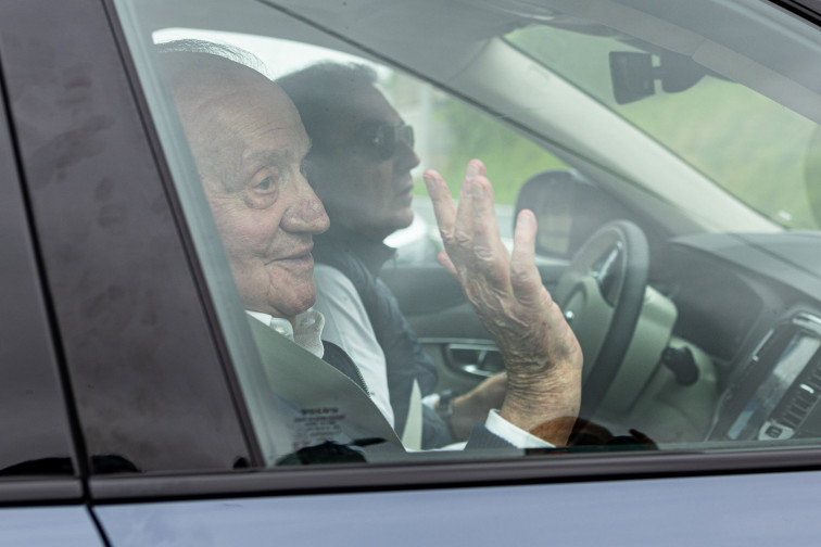 Juan Carlos I abandona Sanxenxo tras cinco días de regatas y un oro bajo el brazo