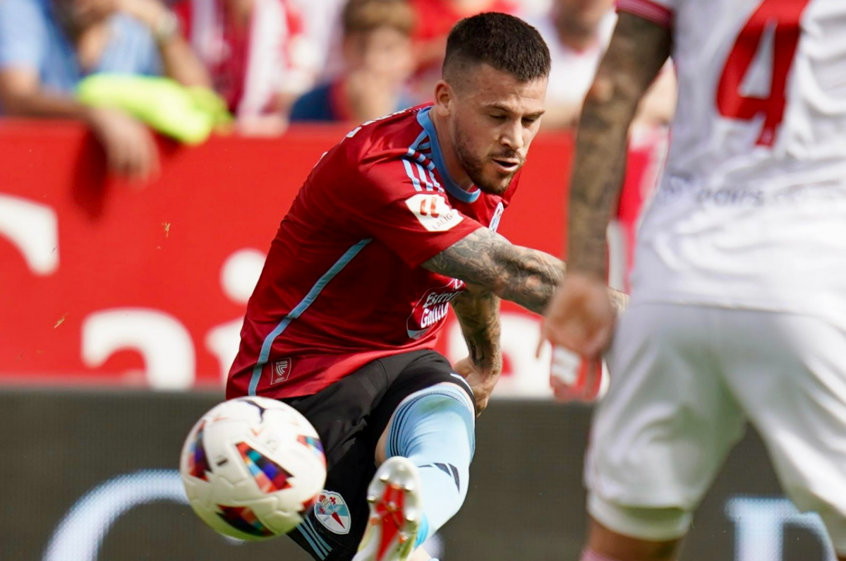 Carles Pu00e9rez en el chut con el que igualu00f3 el partido en Sevilla en una foto del Twitter del Celta