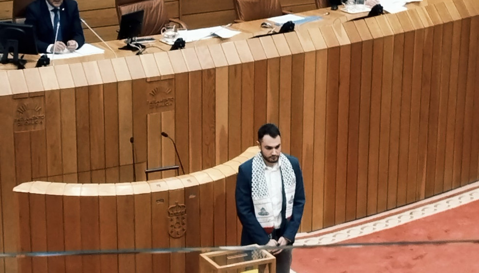 Uno de los parlamentarios del BNG con una bufanda palestina en el Parlamento de Galicia