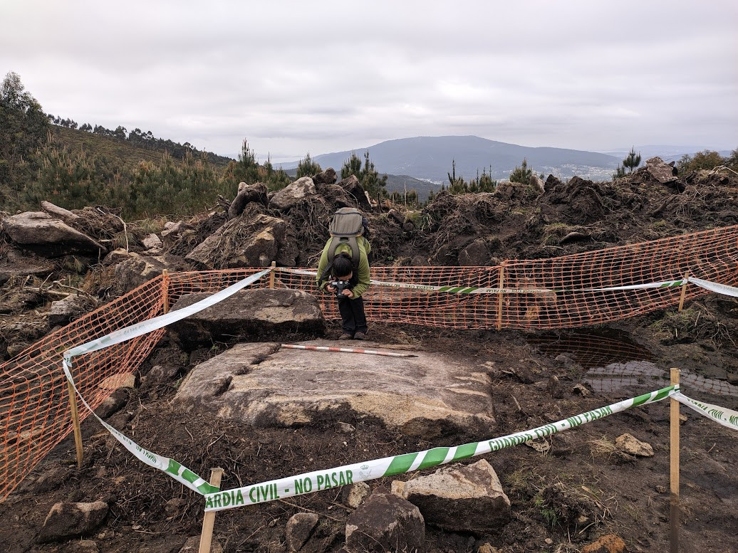 Zona perimetrada en las obras tras descubrirse un petroglifo en una imagen de Amil Sen Eu00f3licos