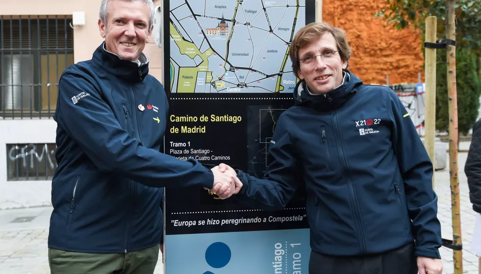 Rueda saluda a Almedia que us un habitual del Camino de Santiago en una foto de archivo