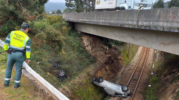 Se despeña con su coche desde una altura en Foz y que termina volcado sobre las vías del tren