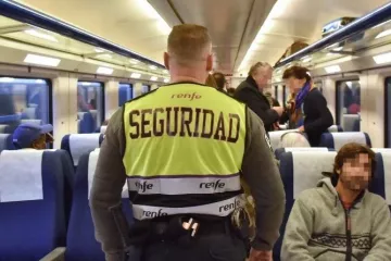 Vigilante de seguridad abordo de un tren de Renfe en una foto de FSTP US