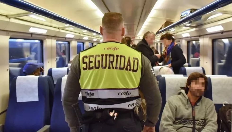 Vigilante de seguridad abordo de un tren de Renfe en una foto de FSTP US