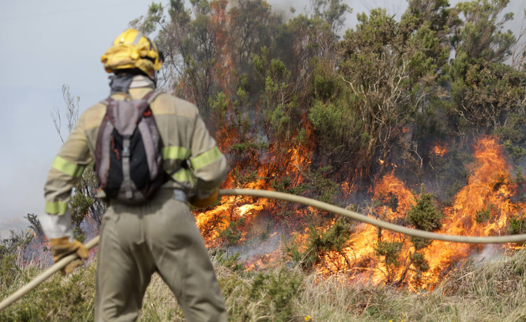 Declaran extinguido el incendio de Ames tras arder dos hectáreas