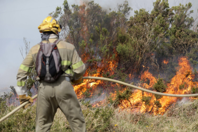 Incendio forestal controlado en Ponteareas que ya afecta a 40 hectáreas