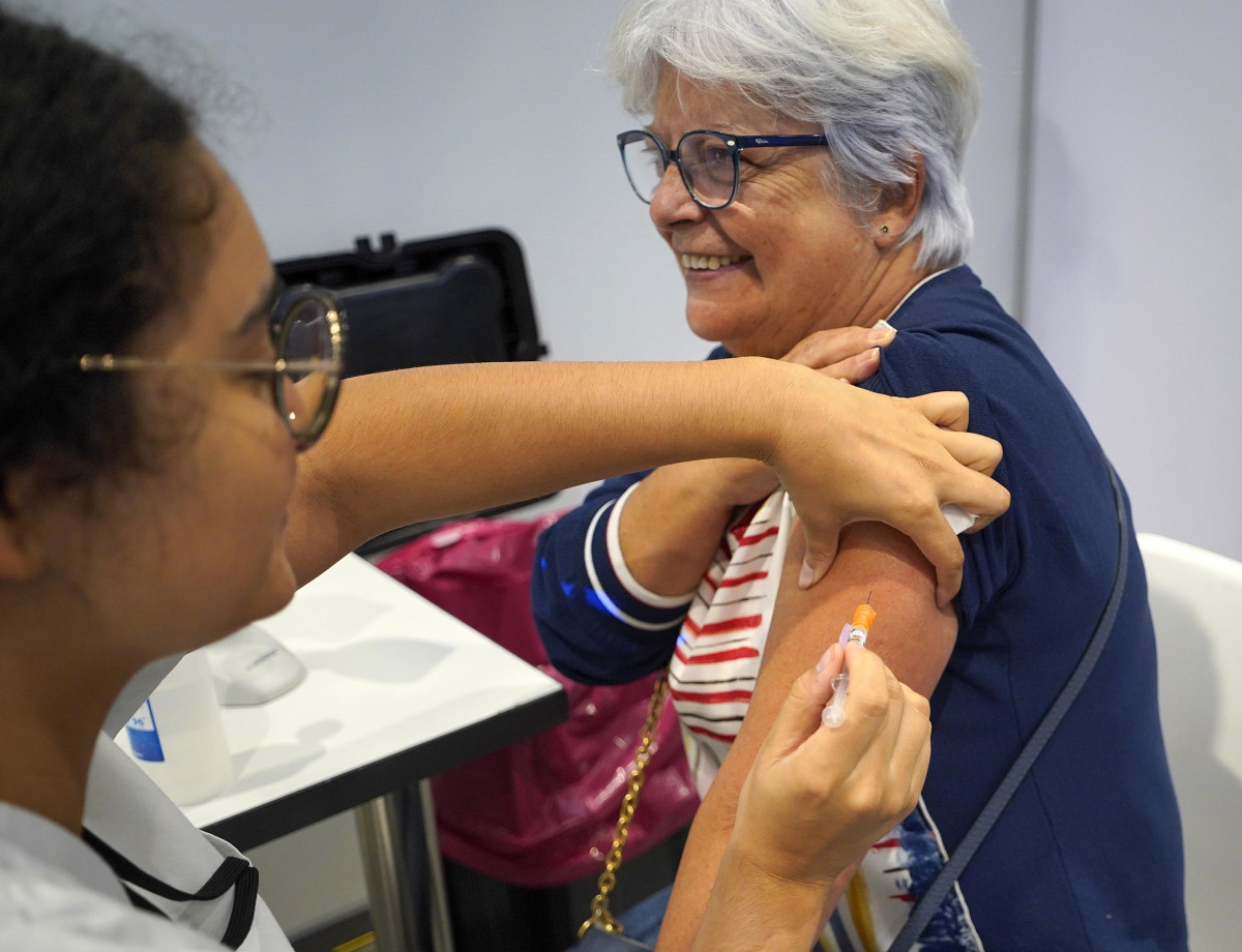 Archivo - Una mujer se vacuna el día de apertura del Instituto Feiral de Vigo (Ifevi) para la doble inmunización frente al COVID y la gripe, a 26 de octubre de 2023, en Vigo, Pontevedra, Galicia (Es