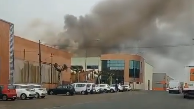 Bajo control el fuego del desguace del polígono de O Ceao (Lugo)