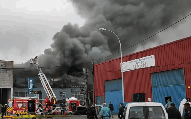 Activada emergencia: explosión e incendio en nave industrial en polígono de O Ceao de Lugo (vídeos)