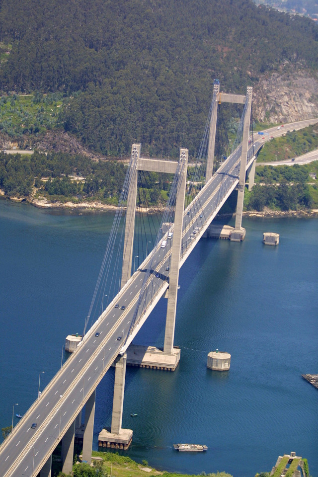 Archivo - Vista general y aérea de la Ría de Vigo con el  Puente de Rande atravesándola.