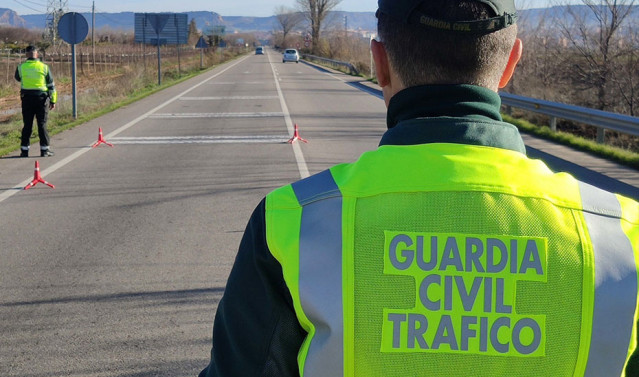 Archivo - Agentes de la Guardia Civil de Tráfico.