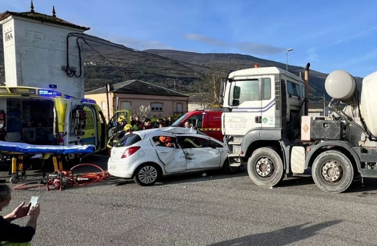 Hormigonera arrastra un turismo varios metros en o Barco (Ourense) causando una hospitalizada