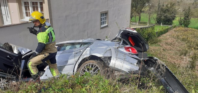 Un conductor resulta herido tras salirse de la vía con su turismo en Coristanco