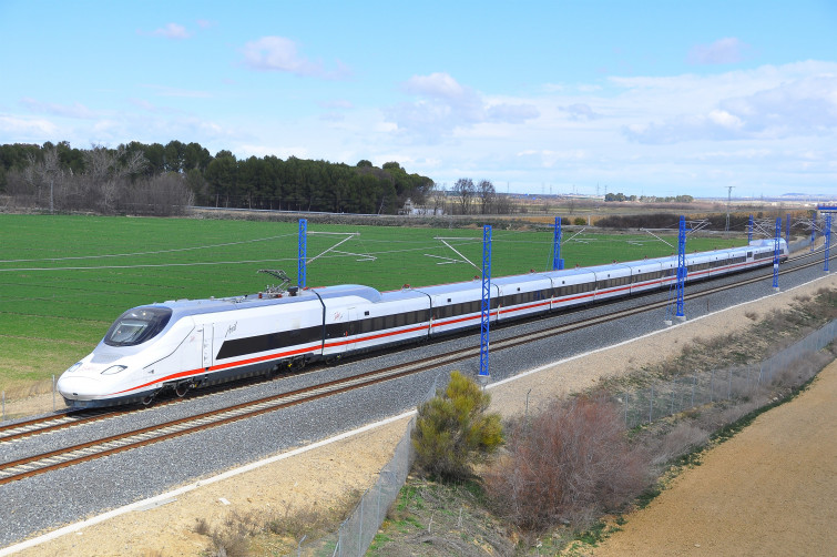 Calcinada parte de la sala de equipos eléctricos de la estación de tren de Tui