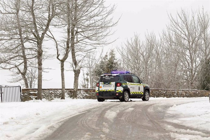 Peregrinos atrapados en un microbús atascado por restos de barro y de nieve en un camino de O Cebreiro