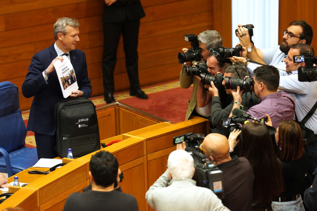 El presidente de la Xunta de Galicia, Alfonso Rueda, es fotografiado por los medios de comunicación durante su segundo debate de investidura, en el Parlamento gallego, a 9 de abril de 2024, en Santiago de Compostela, A Coruña, Galicia (España). Rueda será