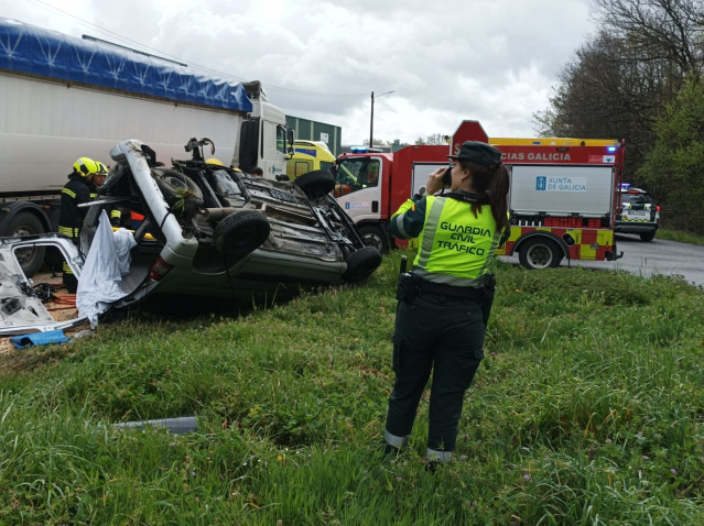 Furgoneta y camión siniestrados en Begonte (Lugo)