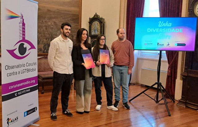 Presentación del informe 2023 del Observatorio Coruñés contra la LGTBifobia, bajo el título 'Una diversidad libre', en el consistorio de la ciudad herculina con la presencia de la concejala de Bienestar Social, Yoya Neira.