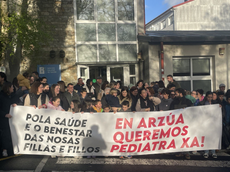 Vecinos de Arzúa claman contra la Xunta por la falta de pediatras en la localidad