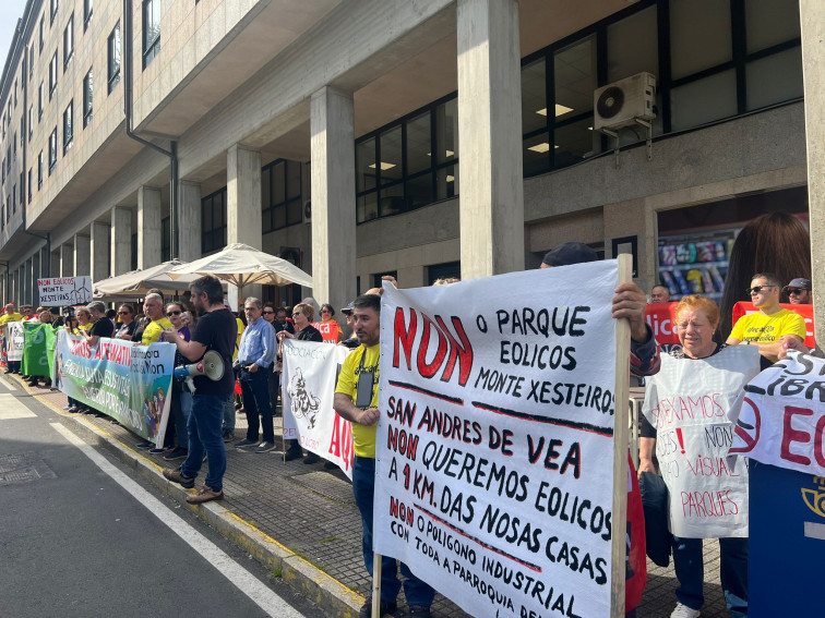 Protesta de 'Eólica Así Non' ante el Parlamento en la investidura de Rueda