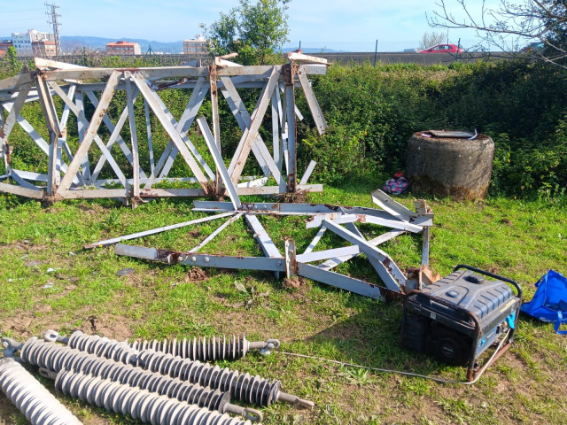 Torrete derribada y cortada con radial en Ferrol