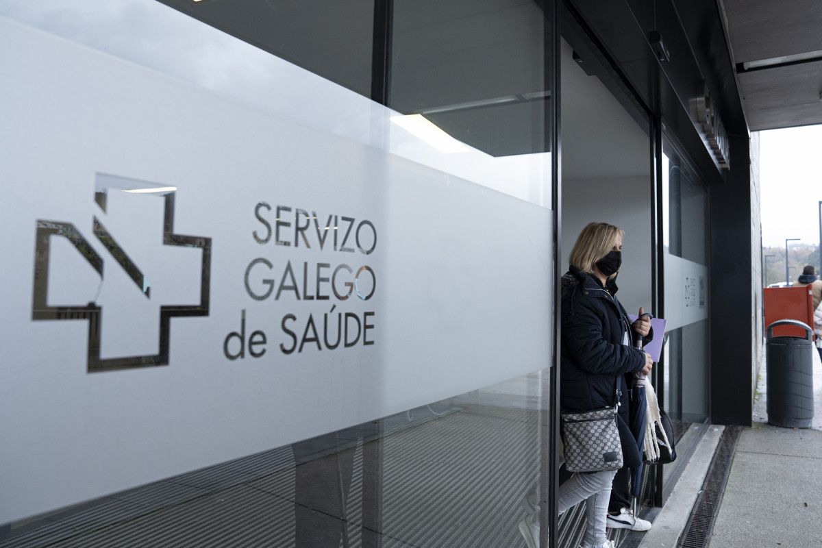 Archivo - Una mujer sale con mascarilla del Hospital Álvaro Cunqueiro de Vigo.