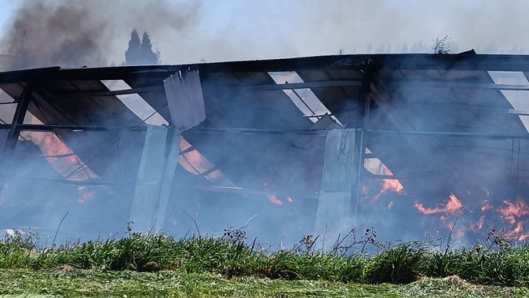 Controlado el incendio en una nave de residuos en Cacabelos, Mazoi (Lugo)