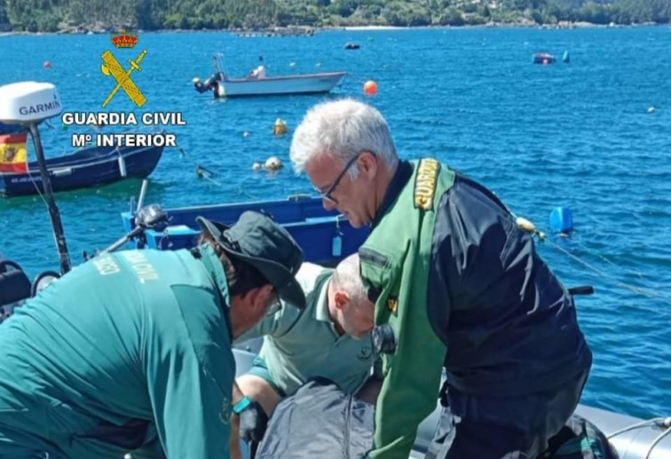 Encuentran en Cangas el cuerpo del hombre que cayó al mar tras volcar una planeadora el viernes