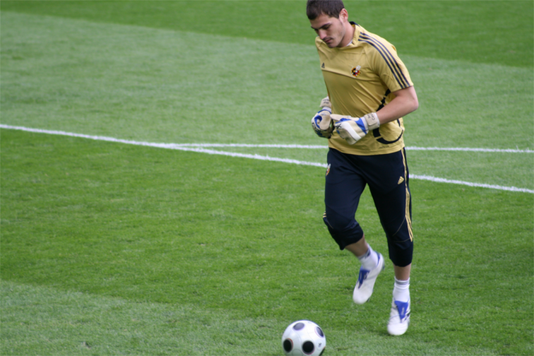 Iker Casillas insinúa en Twitter su adiós a la selección