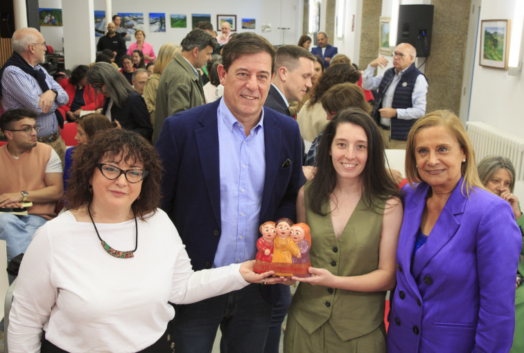 El PSdeG reivindica el feminismo premiando a las futbolistas Vero Boquete y Paula Dapena