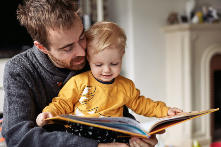 Leer en alto con los niños beneficia a su salud, no solo a su desarrollo académico