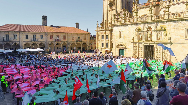 (VÍDEO) Un gran mosaico humano forma la bandera de palestina en la Praza da Quintana para pedir el fin del genocidio