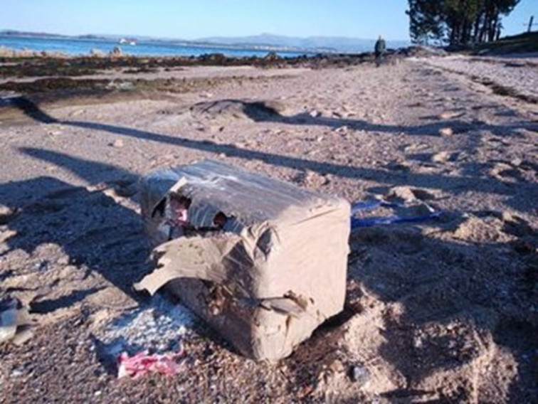 'Fariña' que era harina: dos fardos en la playa movilizan a la Guardia Civil en Cambados