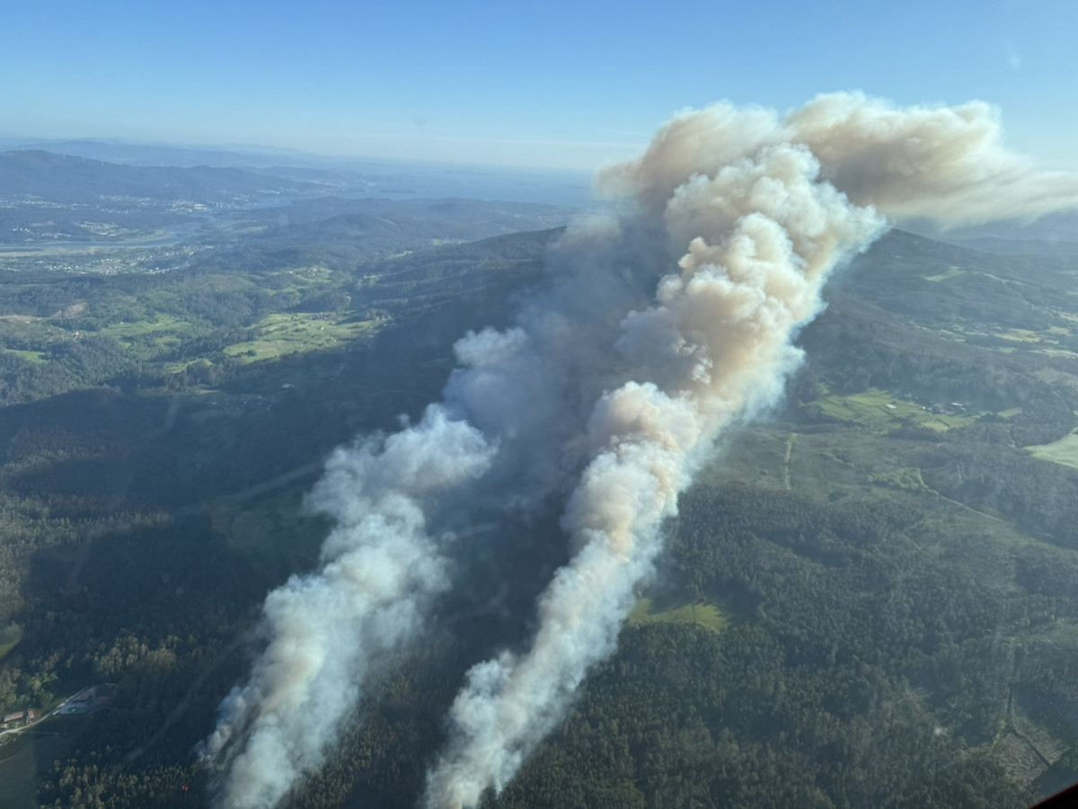 Incendio forestal en Rois en una foto de la brigada helitransportada de Marroxo