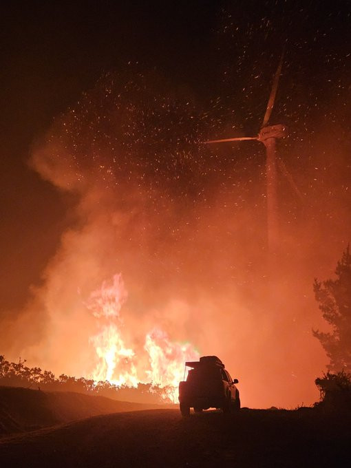 Incendios forestales en Cotobade, Rois y Barreiros alimentados por el fuerte viento