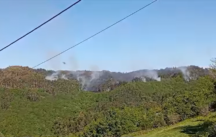 Controlados los incendios de Caroi (Cerdedo-Cotobade) y también los de Rois y Barreiros