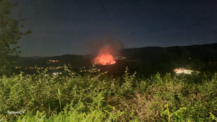 Otro incendio forestal prende de noche, cerca de las casas de As Achas (A Cañiza)