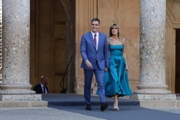 Archivo - El presidente del Gobierno en funciones, Pedro Sánchez, junto a su mujer, Begoña Gómez, a su llegada al Palacio de Carlos V para la visita que junto a los Reyes y los líderes invitados a