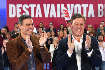 Archivo - El secretario general del PSOE y presidente del Gobierno, Pedro Sánchez (i) y el candidato del PSdeG a la Presidencia de la Xunta, José Ramón Gómez Besteiro (d), durante el cierre de la 