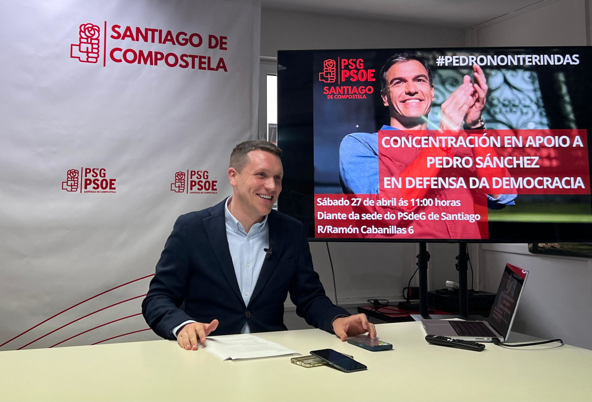 El secretario xeral del PSOE compostelano, Aitor Bouza, en rueda de prensa