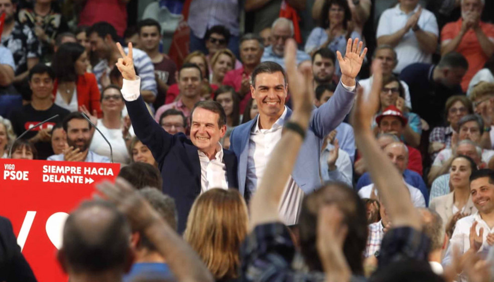 Archivo - El alcalde de Vigo, Abel Caballero, y el presidente del Gobierno,Pedro Sánchez, en un acto electoral en 2019.