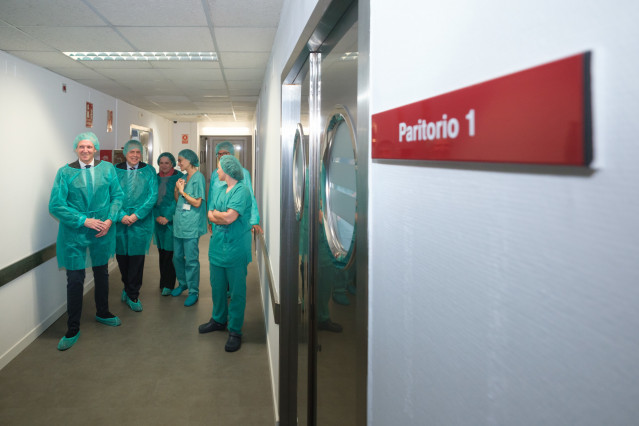 El presidente de la Xunta, Alfonso Rueda, junto al conselleiro de Sanidade, Antonio Gómez, visita la Unidad de Reproducción Humana del Materno Infantil de A Coruña