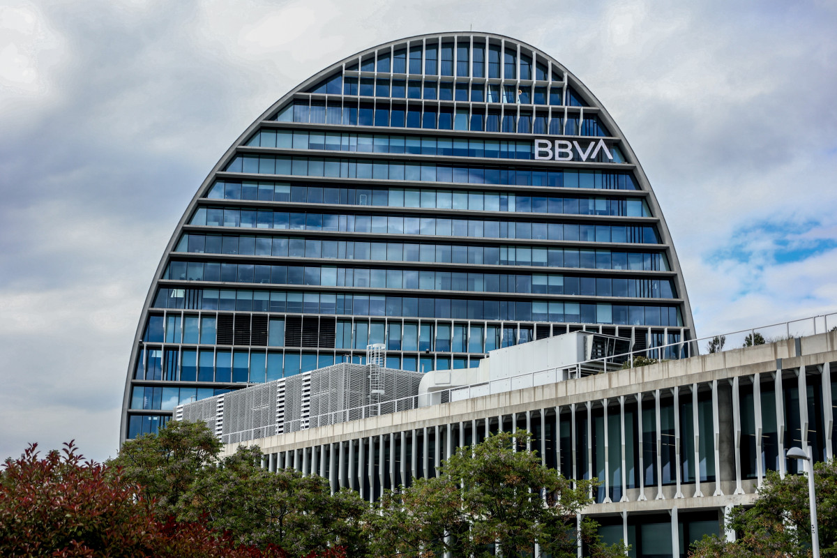 Fachada del edificio ‘La Vela’, en la ciudad del BBVA, a 30 de abril de 2024, en Madrid (España). BBVA está estudiando una posible fusión con Banco Sabadell y ha contratado a varios asesores pa