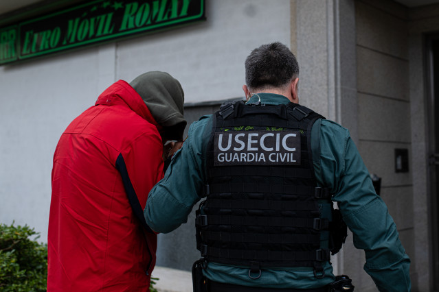 Un detenido por la guardia civil en la calle Mimosas, a 30 de abril de 2024, en Barrantes, Ribadumia, Pontevedra, Galicia (España). Una operación antidroga abierta en la provincia de Pontevedra ha detenido al menos a 15 personas por la distribución de est