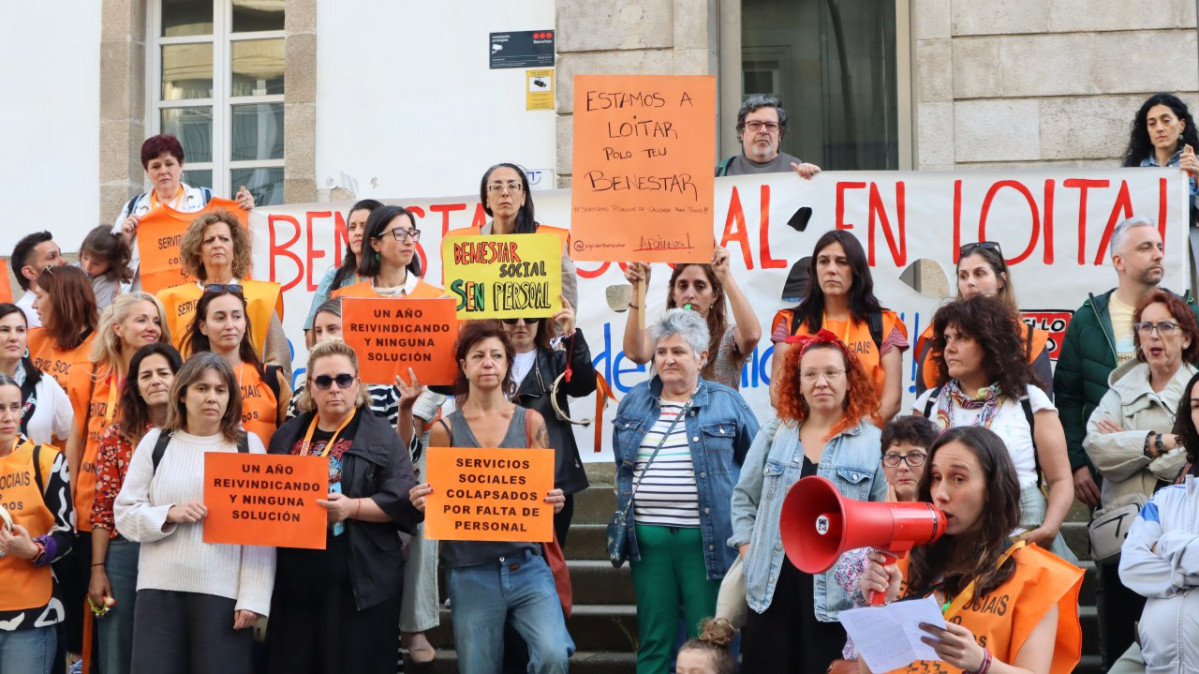 Trabajadoras sociales en una protesta en abril denunciando el colapso de los servicios sociales municipales en una foto del BNG